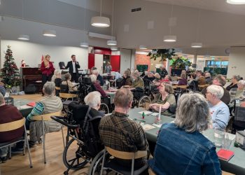 Det var nødvendigt at udvide samlingsstuen, så der var plads til alle, der ville være med til at synge julen ind.