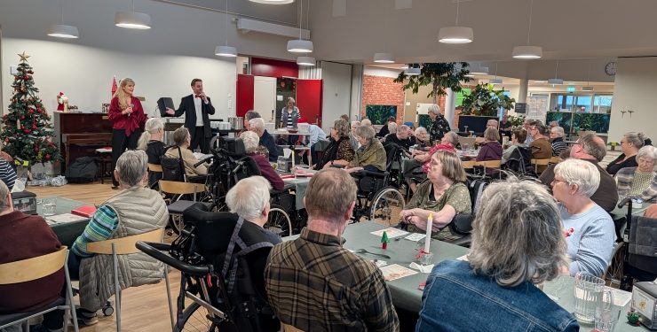 Det var nødvendigt at udvide samlingsstuen, så der var plads til alle, der ville være med til at synge julen ind.