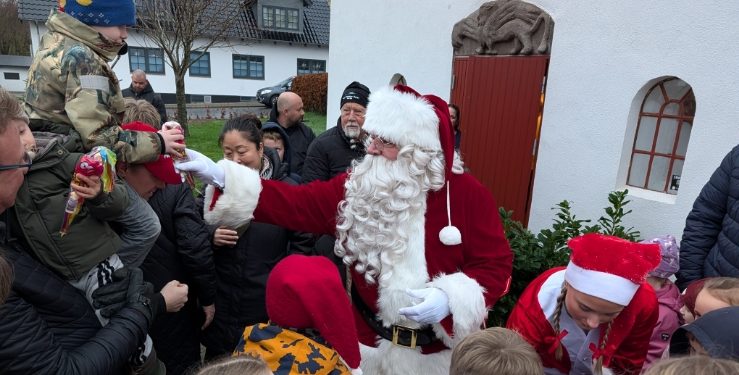 Julemanden deler slikposer ud til børnene.