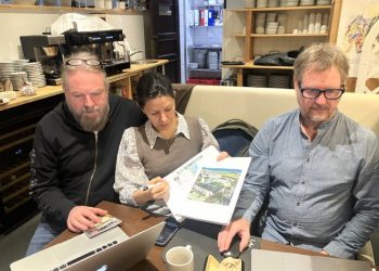 Klerly og Åge Vinther dybt koncentreret om Pixibogen 2026 sammen med grafiker Lars Stobberup, til højre. Foto: Palle W. Nielsen