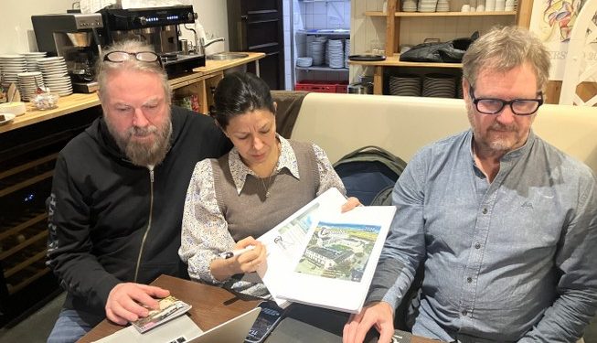 Klerly og Åge Vinther dybt koncentreret om Pixibogen 2026 sammen med grafiker Lars Stobberup, til højre. Foto: Palle W. Nielsen