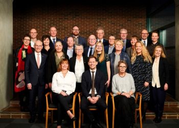 Bagerste række fra venstre: Per Møller (C), Kim Edberg (Æ), Kenneth Hammer (I), Mogens Gade (V), Arne Boelt (A), Ib Madsen (O)
2. række fra toppen fra venstre: Anna Kirsten Olesen (A), Anne Honoré Østergaard (V), Torben Ringe Christensen (A), Peter Therkildsen (A), Jakob Dyrman (V), Marianne Mulle Jensen (B), Lærke Holm Sø (V)
3. række fra toppen fra venstre: Per Larsen (C), Mette Hardam (V), Hanne Korsgaard (A), Anne-Sofie Overgaard (F), Susanne Flydtkjær (Ø), Pia Buus Pinstrup (V) Lina Hundebøll Jespersen (V)
Forrest fra venstre: Gitte Bundgaard (Æ), Mads Duedahl (V), Lene Linnemann (F) 
Fraværende på billedet: Kirsten Morild Andersen (A) og Poul Kristensen (A).  Foto: Region Nordjylland / Svenn Hjartarson.