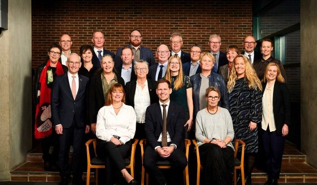 Bagerste række fra venstre: Per Møller (C), Kim Edberg (Æ), Kenneth Hammer (I), Mogens Gade (V), Arne Boelt (A), Ib Madsen (O)
2. række fra toppen fra venstre: Anna Kirsten Olesen (A), Anne Honoré Østergaard (V), Torben Ringe Christensen (A), Peter Therkildsen (A), Jakob Dyrman (V), Marianne Mulle Jensen (B), Lærke Holm Sø (V)
3. række fra toppen fra venstre: Per Larsen (C), Mette Hardam (V), Hanne Korsgaard (A), Anne-Sofie Overgaard (F), Susanne Flydtkjær (Ø), Pia Buus Pinstrup (V) Lina Hundebøll Jespersen (V)
Forrest fra venstre: Gitte Bundgaard (Æ), Mads Duedahl (V), Lene Linnemann (F) 
Fraværende på billedet: Kirsten Morild Andersen (A) og Poul Kristensen (A).  Foto: Region Nordjylland / Svenn Hjartarson.