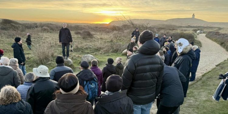 Jakob Kofoed guidede også deltagerne gennem en festlig og  lærerig fejring af 125 års fødselsdagen for Rubjerg Knude Fyr. Foto (arkiv): Niels Skipper.