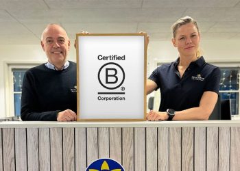 Her fremviser Sol og Strand-direktør Per Dam og Sol og Strands ESG- og Compliance Manager Rikke-Louise Klarskov beviset på, at certificeringen er i hus. Foto: Sol og Strand.