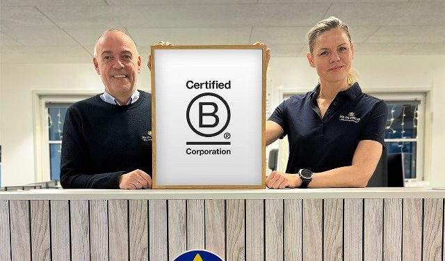 Her fremviser Sol og Strand-direktør Per Dam og Sol og Strands ESG- og Compliance Manager Rikke-Louise Klarskov beviset på, at certificeringen er i hus. Foto: Sol og Strand.