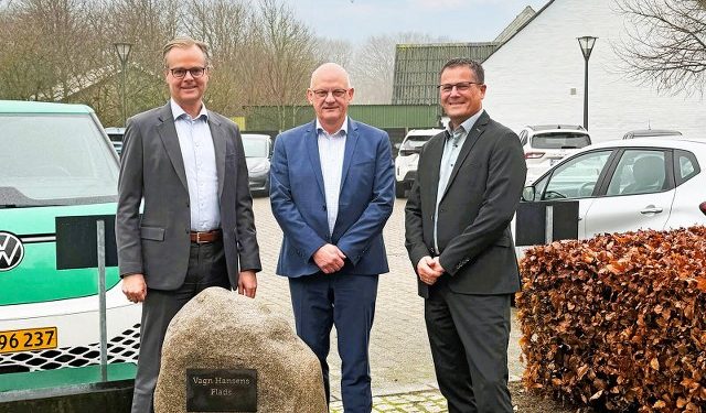Lars Thomsen og Kim Mouritsen, der har taget over som administrerende direktører i Sparekassen Danmark, viser Vagn Hansen den nye plads. Foto: Privat.