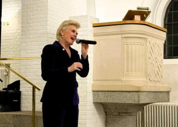 TRine Gadeberg begejstrede onsdag aften publikum i en propfuld Hirtshals Kirke. Foto: Niels Skipper.