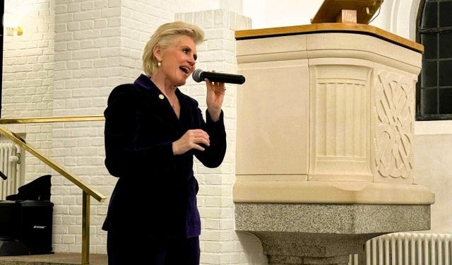 TRine Gadeberg begejstrede onsdag aften publikum i en propfuld Hirtshals Kirke. Foto: Niels Skipper.