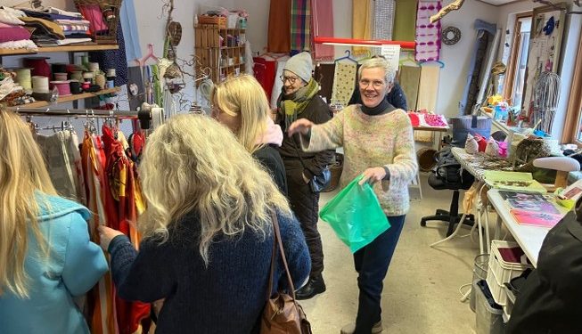 Søstrene Lisbeth og Kirsten har sy-og pileværksted på Tversted Skole. Arkivfoto: Palle W. Nielsen