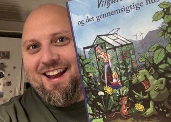 Uffe Kjeldgaard Truelsen med bogen om Vilgurd. Foto: Privat.