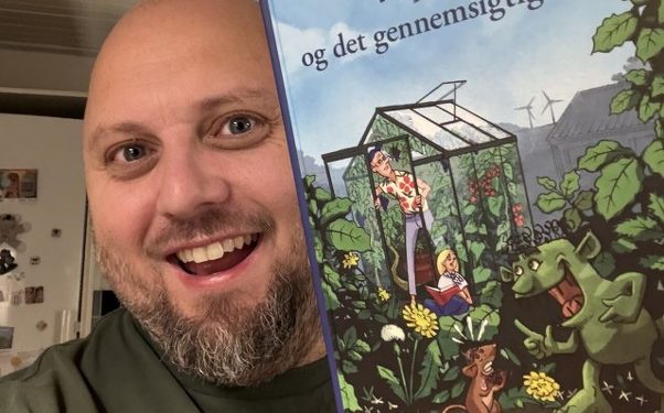 Uffe Kjeldgaard Truelsen med bogen om Vilgurd. Foto: Privat.
