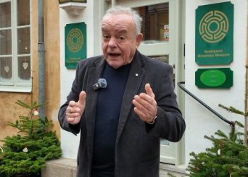 Journalist Hasse Boe fra Kanal Nord  foran Vendsyssel Historiske Museum.