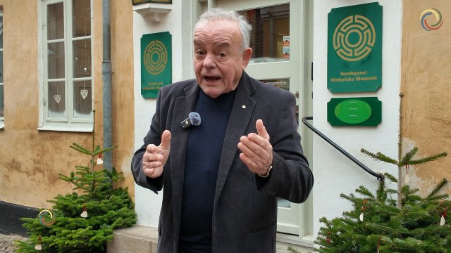 Journalist Hasse Boe fra Kanal Nord foran Vendsyssel Historiske Museum.