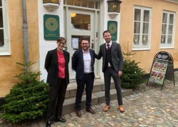 Anne Dorthe, Søren og Morten foran indgangen til Vendsyssel Historiske Museum i Hjørring. Foto: VHM.