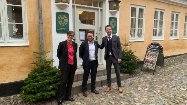Anne Dorthe, Søren og Morten foran indgangen til Vendsyssel Historiske Museum i Hjørring. Foto: VHM.