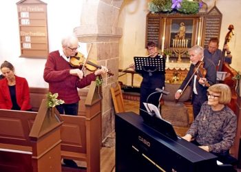 Spillemandsorkesteret består af, set fra venstre Eva Lorentzen, Flemming Kofoed, Ellen Støve Lie på fløjte, Thorvald Baggesen på violin, Jens Baggesen på kontrabas og Hanne Kristensen på klaver. Foto: Helge Jensen.