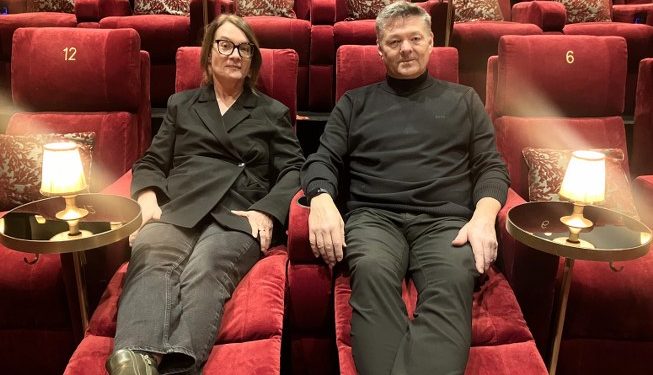 Veteranrådgiver Tina Haurslev og biografdirektør Benny Bruun i det flotte MovieHouse Hjørring. Foto: Palle W. Nielsen