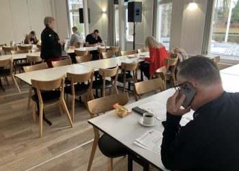 Dansk Folkehjælps erhvervshold fik kaffen serveret af Jette Vindenkjær. Foto: Palle W. Nielsen