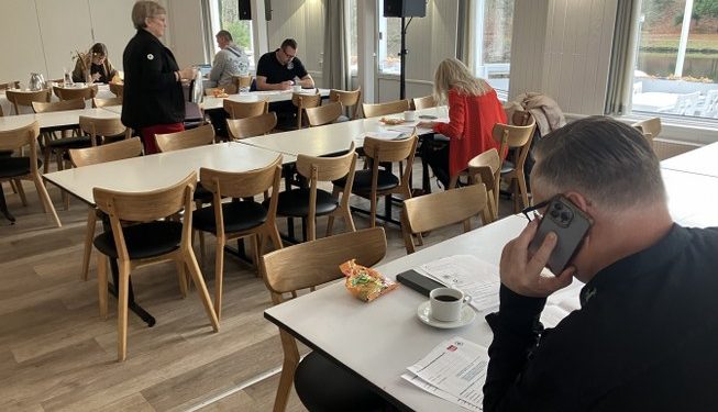 Dansk Folkehjælps erhvervshold fik kaffen serveret af Jette Vindenkjær. Foto: Palle W. Nielsen