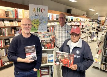 Jens-Peter Fage Madsen og Krumme med deres nye bøger hos boghandler Lars Christoffersen, Betty Mogensens Boghandel i Strømgade. Foto: Palle W. Nielsen