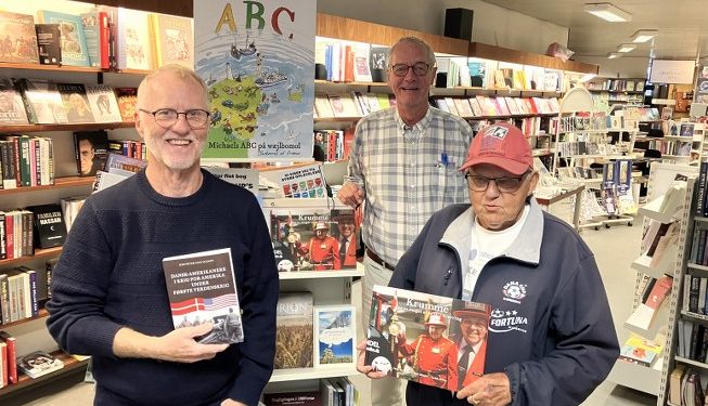 Jens-Peter Fage Madsen og Krumme med deres nye bøger hos boghandler Lars Christoffersen, Betty Mogensens Boghandel i Strømgade. Foto: Palle W. Nielsen