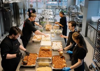 Kokke, elever og udsatte unge arbejder hver dag side om side i JunkFoods køkken på Frederiksberg, hvor de med udgangspunkt i oveskudsvarer laver de 1.000 måltider, som JunkFood dagligt serverer for gadens folk landet over. Foto: Daniel Jensen 24Copenhagen