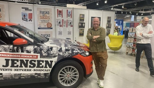 Henrik Røde Jensen på bogmesse i Bella Center i København med den nyeste bog Fiasko & Succes – 22 samtaler optaget i Rødes RoadCast. Pressefoto