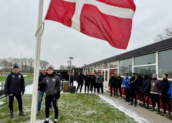 Nicklas Dahl samt Peter ”Janus” og inspektør Mogens Krogh hejser flaget hos HI. Foto: Privat.