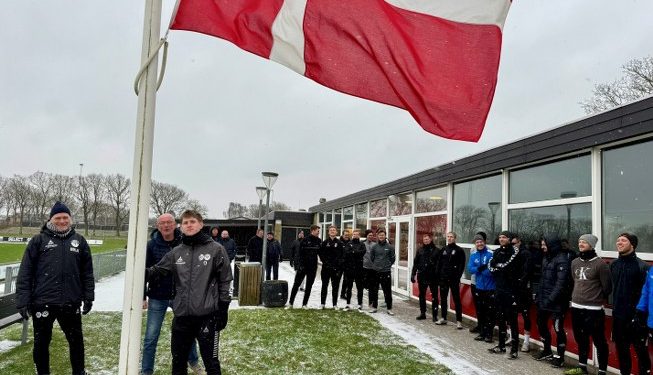 Nicklas Dahl samt Peter ”Janus” og inspektør Mogens Krogh hejser flaget hos HI. Foto: Privat.