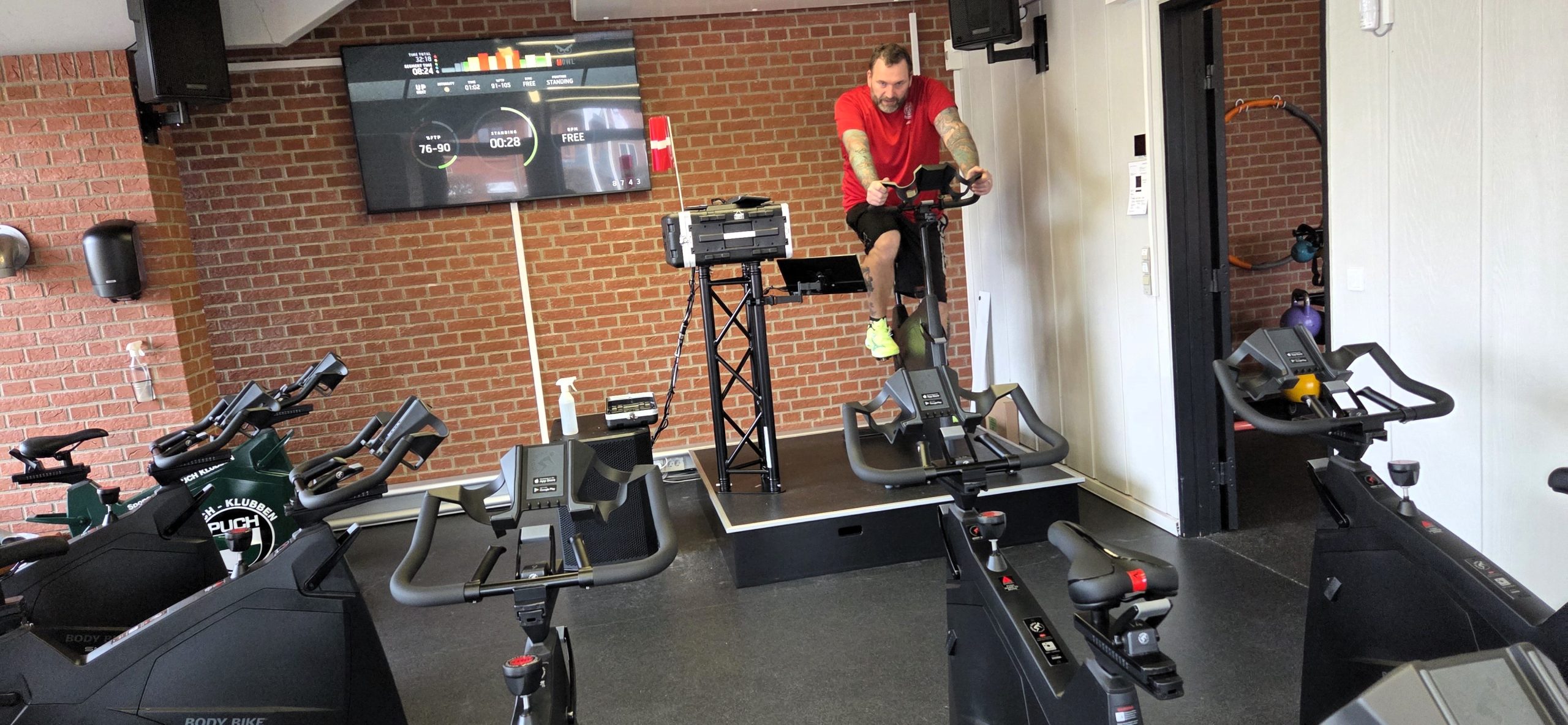 Michael Seide, instruktør i Indoor Cycling, viser de nye investeringer frem. Foto: Jesper Kjærgaard