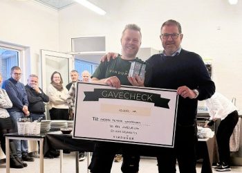 Jubilar Anders Carstensen og direktør Henrik Sørensen hos Vindunor A/S. Foto: Privat.