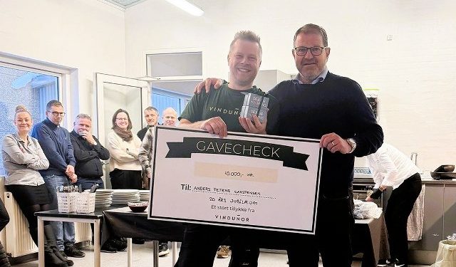 Jubilar Anders Carstensen og direktør Henrik Sørensen hos Vindunor A/S. Foto: Privat.