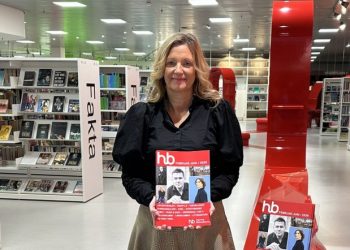 Tina med det nye program fra Hjørring Bibliotekerne.
