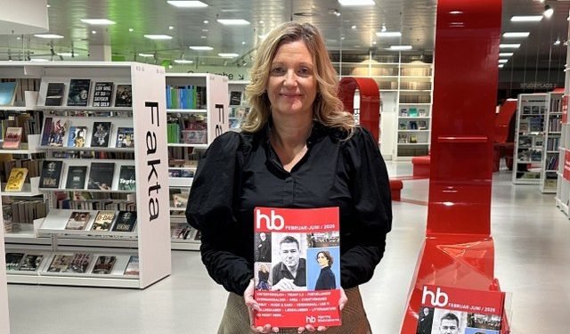 Tina med det nye program fra Hjørring Bibliotekerne.