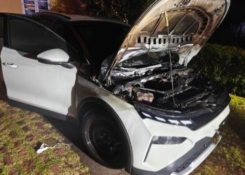 Kl. 00.26 gik alarmen for første gang i det nye år hos Falck i Skagen.
Meldingen lød på bilbrand. En nødraket var landet i bilen og havde antændt interiøret. Foto: .Falck Skagen