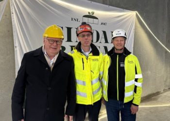 Borgmester Søren Smalbro var med til rejsegilde hos Sindal Biogas. Foto: Sindal Biogas.