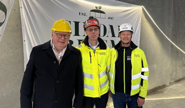 Borgmester Søren Smalbro var med til rejsegilde hos Sindal Biogas. Foto: Sindal Biogas.