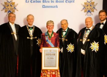 Advokat Birte Dyrberg i midten som Storkorsridder i Le Cordon Bleu du Saint Esprit Danemark. Foto: Privat.