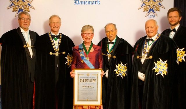 Advokat Birte Dyrberg i midten som Storkorsridder i Le Cordon Bleu du Saint Esprit Danemark. Foto: Privat.