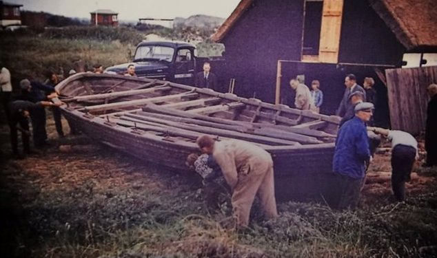 Bjergelavets gæve folk ved fladbåden anno 1950. Foto: Tornby Bjergelav.
