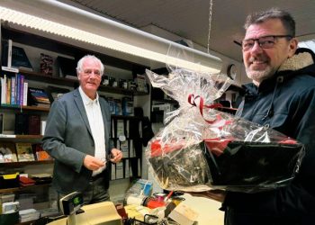 Boghandler Lars Bjørnbak Christoffersen fik lørdag masser af lykønskninger og gaver ved 200 års jubilæet i Betty Mogensens Boghandel. Foto: Niels Skipper.