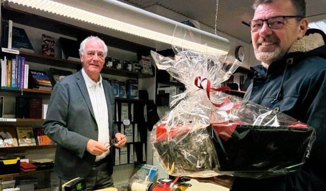 Boghandler Lars Bjørnbak Christoffersen fik lørdag masser af lykønskninger og gaver ved 200 års jubilæet i Betty Mogensens Boghandel. Foto: Niels Skipper.