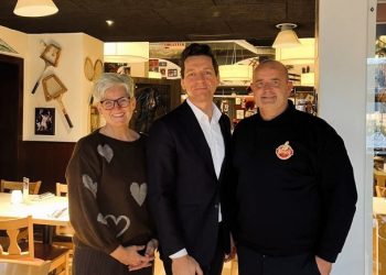 Kaare Dybvad Bek flankeret af Ulla og Ole Søndergård på Bone's i Hjørring. Foto: Privat.