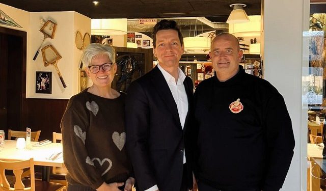 Kaare Dybvad Bek flankeret af Ulla og Ole Søndergård på Bone's i Hjørring. Foto: Privat.