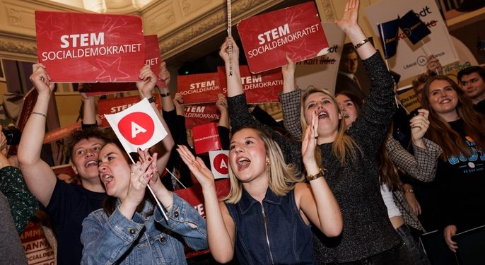 Unge socialdemokrater fra DSU i  Landstingssalen på Christiansborg. Foto: Olafur Gestsson/Skolevalg 2026.