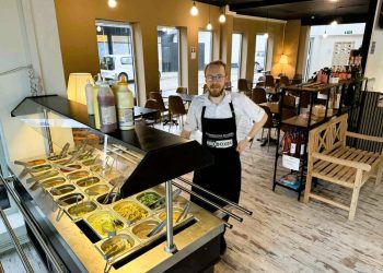 Daniel Visti Mogensen ved den helt nye salatbar 
hos Kødboxen. Foto: Niels Skipper.
