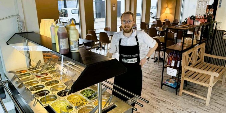 Daniel Visti Mogensen ved den helt nye salatbar 
hos Kødboxen. Foto: Niels Skipper.