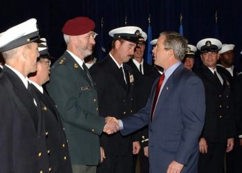 Et håndtryk, der gav varme, da oberstløjtnant Frank Lissner modtog hæderen af daværende præsident George W. Bush. Foto: Forsvaret.