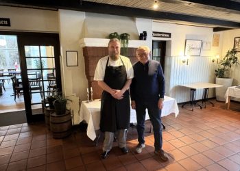 Finn Madsen og Åge Vinther deler gode minder fra mange år på Tannishus i Tversted. Foto: Palle W. Nielsen